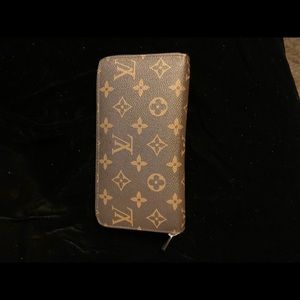 Louis Vuitton zippy wallet